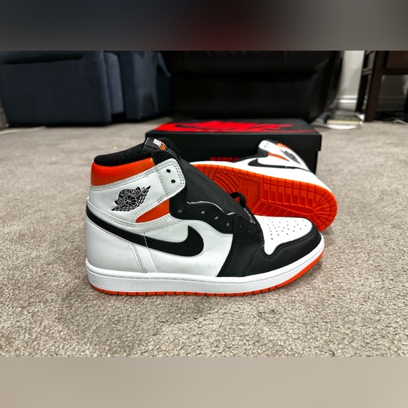 Jordan 1 Electro Orange size 8 men’s - Picture 3 of 6